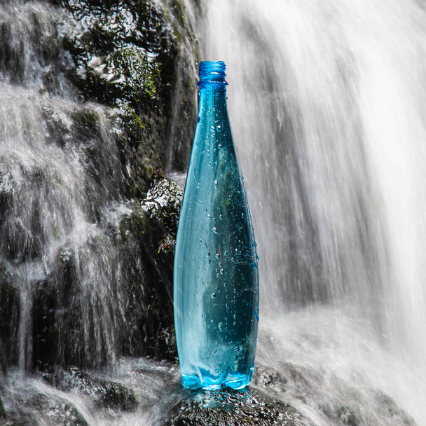 Синя пляшка мінеральної води в природі
 - Фото, зображення