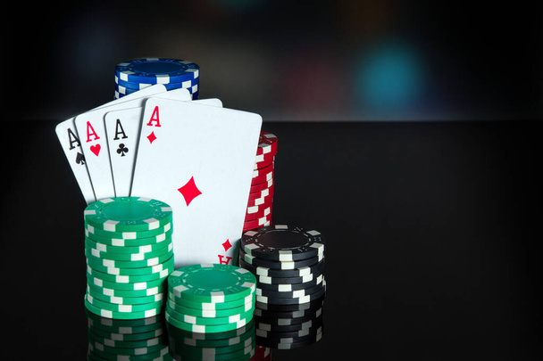 Κάρτες πόκερ με τέσσερα όμοια ή τετράκλινα συνδυασμό. Κοντινό πλάνο του παιχνιδιού κάρτες και μάρκες σε λέσχη πόκερ. Ελεύθερος διαφημιστικός χώρος - Φωτογραφία, εικόνα