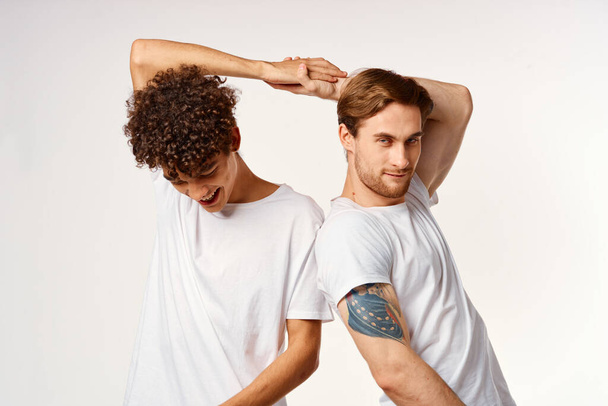 zwei lustige Freunde in weißen T-Shirts lachen positive Emotionen - Foto, Bild