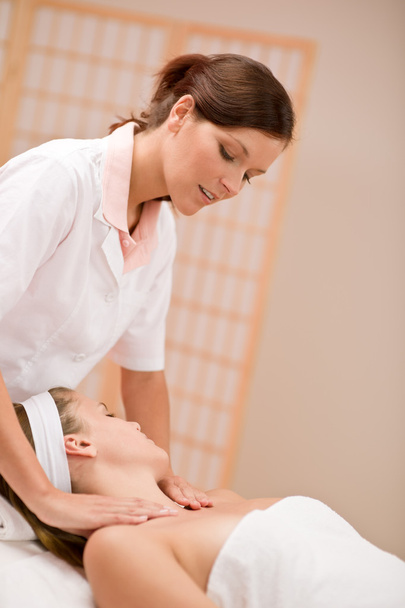 Soins du corps bien-être - femme au massage
 - Photo, image