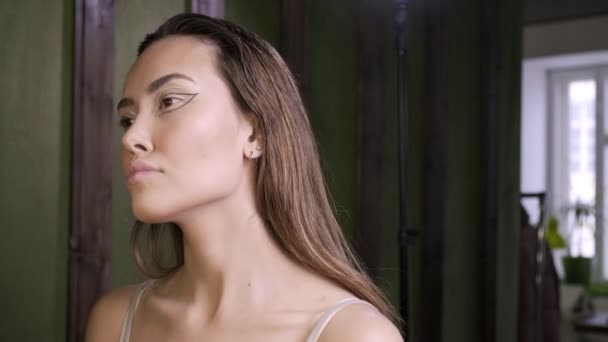 primer plano retrato de joven atractiva morena asiático mujer con creativo maquillaje - Imágenes, Vídeo