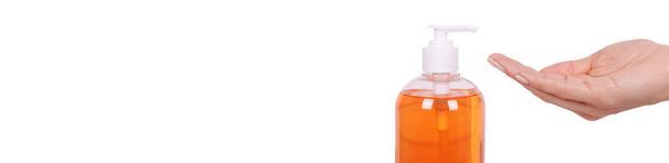 Orangefarbene Flüssigseife in einer Flasche. Hochwertiges Foto - Foto, Bild