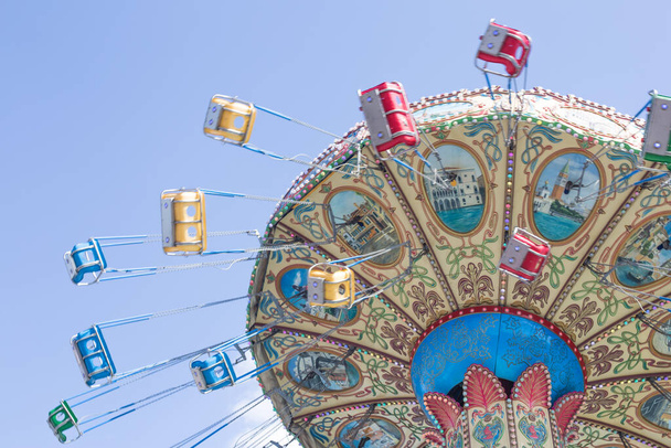 chaîne de spin rapide carrousel a dans un parc d'attractions. Balançoire populaire. - Photo, image