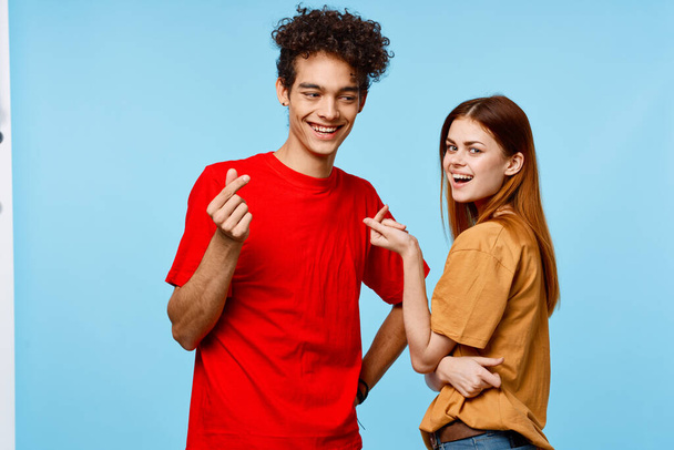 muž a žena v pestrobarevné trička komunikace emoce moderní styl - Fotografie, Obrázek