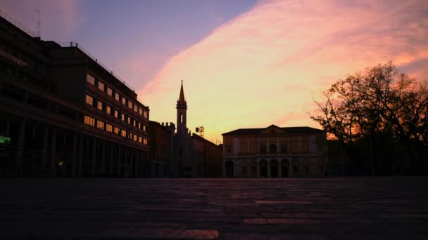 Piazza della Vittoria Reggio Emilia, zachód słońca w timelapse i Pałacu Parmegiani - Materiał filmowy, wideo