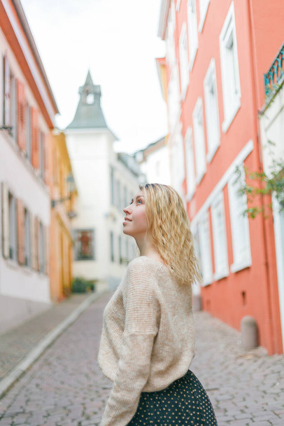 Beautiful young woman on the street of a European city. Travels. Happiness. - Foto, imagen