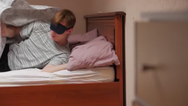 Álmatlanságban szenvedő férfi - Felvétel, videó