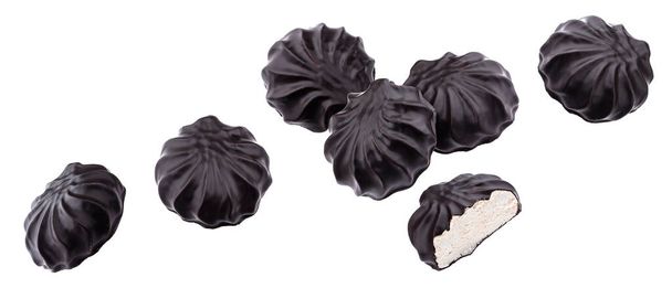 Chocolade bedekt marshmallow geïsoleerd op witte achtergrond - Foto, afbeelding