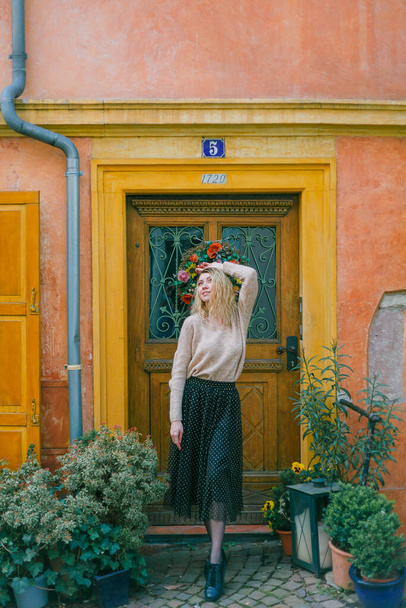Bir Avrupa şehrinin sokaklarında güzel bir genç kadın. Seyahat. Mutluluk. - Fotoğraf, Görsel