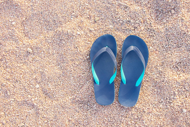 strand gumi cipő a homokban közelről - Fotó, kép
