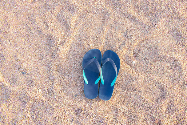 plaża gumowe buty na piasku zbliżenie - Zdjęcie, obraz