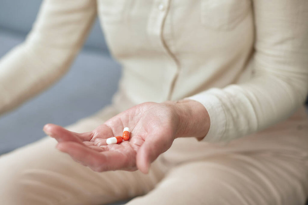 Pills in a seniors hands. Painful old age. Caring for the health of the elderly - Fotoğraf, Görsel
