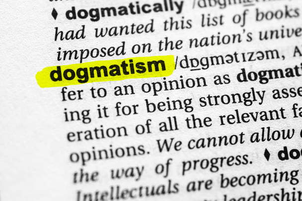 Palabra destacada dogmatismo concepto y significado. - Foto, imagen