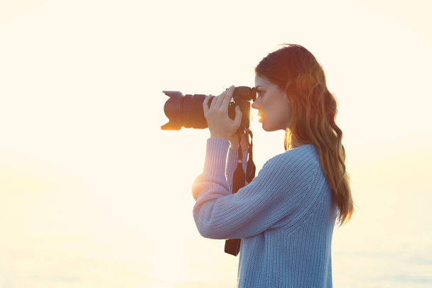 Žena s kamerou krajina západ slunce mořský slunce model - Fotografie, Obrázek