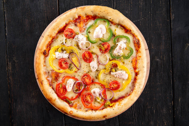 Pizza met paprika en mozzarella - Foto, afbeelding