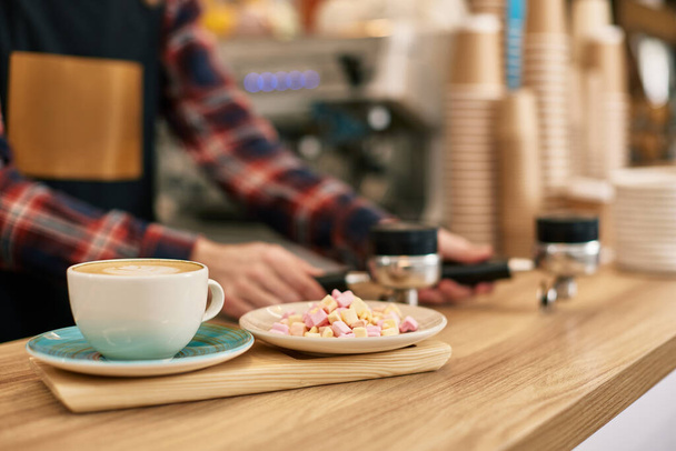 tazza di bevanda calda e marshmallow sul tavolo in caffetteria - Foto, immagini