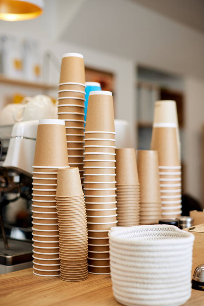lot of drinking disposable paper cups in piles. - Foto, immagini