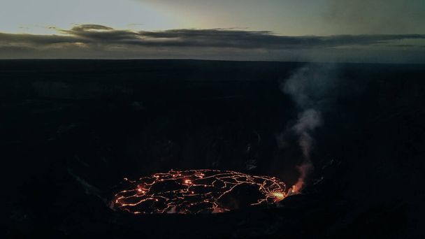 uitzicht vanuit de lucht Kilauea Vulkaan in Hawaï Vulkanen Nationaal Park op het Grote Eiland. - Foto, afbeelding
