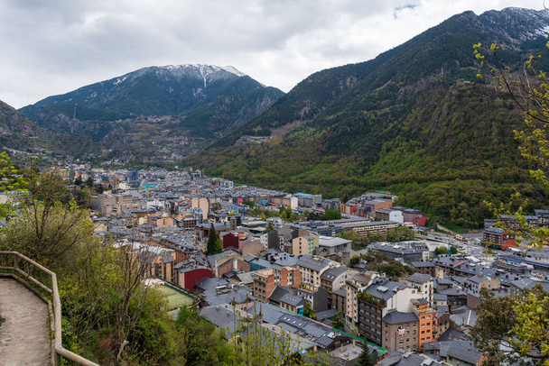 Paisaje urbano en primavera de Andorra La Vella, Andorra. - Foto, Imagen
