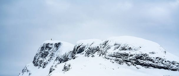 Monte Bitihorn picco a Beitostoelen Norvegia, coperto di neve in una fredda giornata invernale. Foto di alta qualità - Foto, immagini