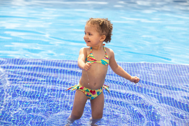 Dítě hrající si v bazénu. S mezerou pro text. - Fotografie, Obrázek