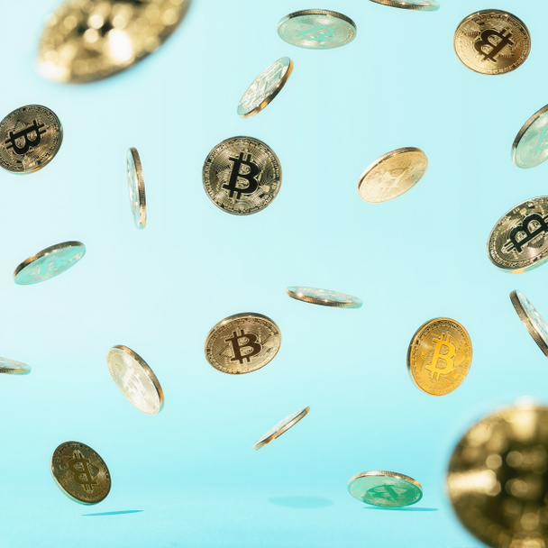 Πτώση Bitcoin κέρματα σε μπλε φόντο. Βροχή από bitcoin. Bitcoin φόντο. Περίληψη. - Φωτογραφία, εικόνα