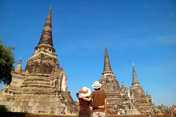 Ζευγάρι Εντυπωσιάστηκε από την απίστευτη ιστορική Παγόδα ερείπια του Wat Phra Si Sanphet στην Ayutthaya Ιστορικό Πάρκο, Ταϊλάνδη - Φωτογραφία, εικόνα