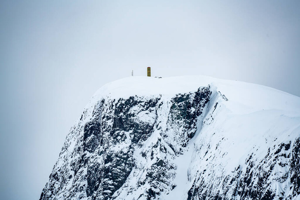 Mount Bitihorn piek in Beitostoelen Noorwegen, bedekt met sneeuw op een koude winters dag. Hoge kwaliteit foto - Foto, afbeelding