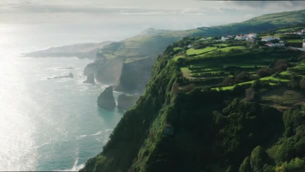 Village situé sur une falaise rocheuse à l'océan, Casa do Gato Tomas, Flores Island - Séquence, vidéo