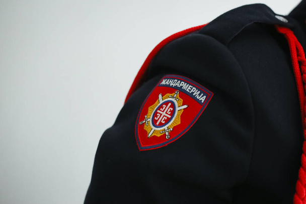 Зв'язані деталі сербської жандармерії урочисті чоловічої форми - Фото, зображення