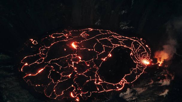 Вертолет над вулканом Килауэя в Национальном парке вулканов Гавайи на Большом острове. - Фото, изображение