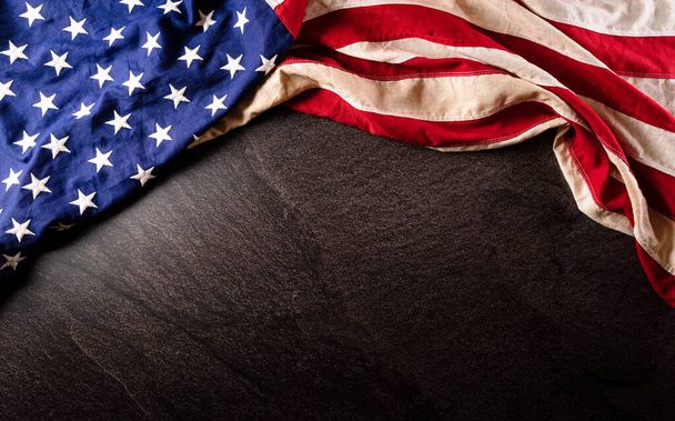 Szczęśliwego Dnia Pamięci, Koncepcja Dzień Niepodległości wykonane z amerykańskiej flagi na ciemnym tle kamienia. - Zdjęcie, obraz