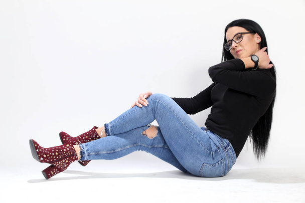 Menina europeia atraente com cabelo preto e óculos posando em estúdio em fundo isolado. Estilo, tendências, conceito de moda. - Foto, Imagem