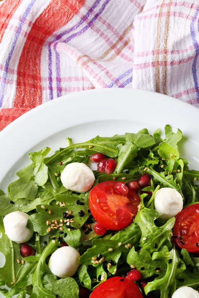 salad made with arugula, tomatoes and sesame - Zdjęcie, obraz