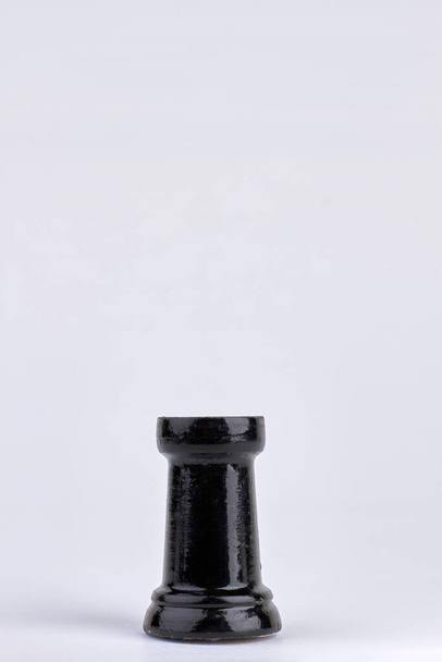 Peça de xadrez preto torre de madeira. Isolado sobre fundo branco. - Foto, Imagem