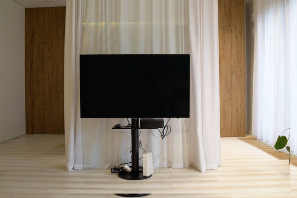 Τηλεόραση στον ξενώνα, μαύρη τηλεόραση στο σπίτι - Φωτογραφία, εικόνα