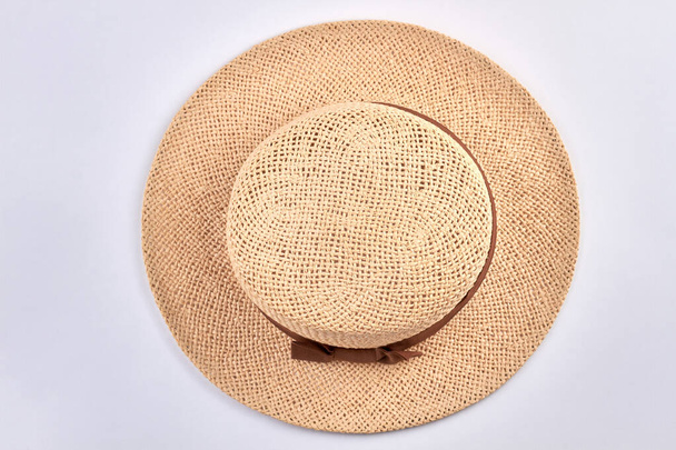 Vista dall'alto del cappello estivo femminile su sfondo bianco. - Foto, immagini