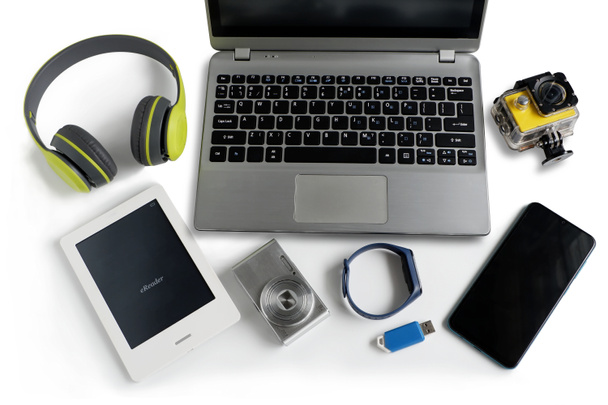 Φορητός υπολογιστής με συσκευή ανάγνωσης smartphone και κάμερας και ebook και άλλα απαρχαιωμένα ηλεκτρονικά gadgets σε λευκό φόντο, Top view, Reuse και Recycle concept - Φωτογραφία, εικόνα