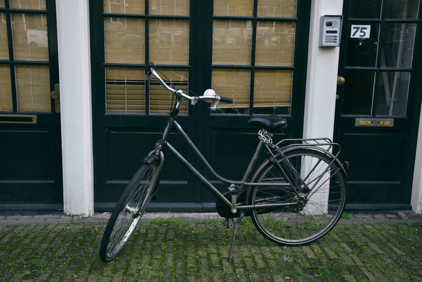 Zdjęcie roweru w Amsterdamie, Holandia. Transport w dużych miastach, rowerzyści. - Zdjęcie, obraz