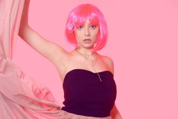 Дівчина з рожевим волоссям, каштанове волосся. Модель в рожевій довгій сукні, літаючій сукні, тканині. Рожевий макіяж, стиль, мода. Аніме дівчина
 - Фото, зображення