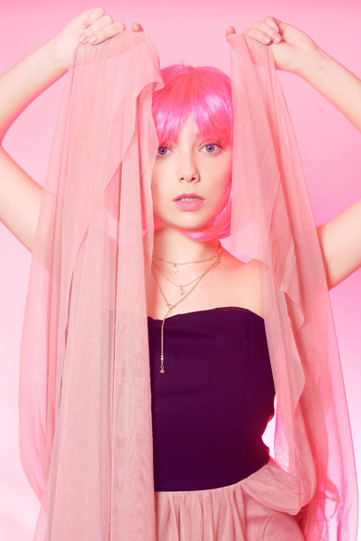 Дівчина з рожевим волоссям, каштанове волосся. Модель в рожевій довгій сукні, літаючій сукні, тканині. Рожевий макіяж, стиль, мода. Аніме дівчина
 - Фото, зображення