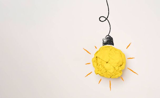 Yellow scarp paper with virtual drawing wire harness and glowing ray in white background and copy space , creative thinking ideas and innovation concept. - Foto, Imagen