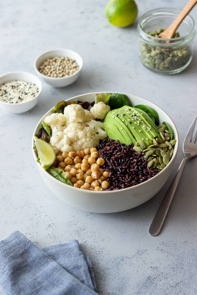 Bowl with avocado, black rice, chickpeas, cabbage, spinach and salad. Healthy eating Vegetarian food - Foto, immagini