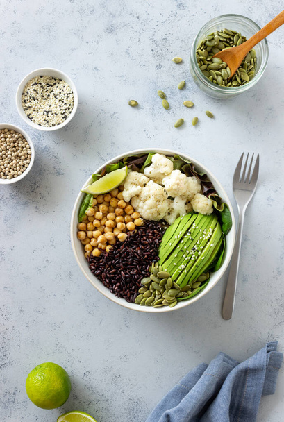 Bowl with avocado, black rice, chickpeas, cabbage, spinach and salad. Healthy eating Vegetarian food - Fotoğraf, Görsel