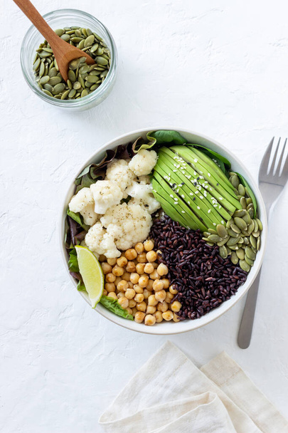Bowl with avocado, black rice, chickpeas, cabbage, spinach and salad. Healthy eating Vegetarian food - Foto, Imagem