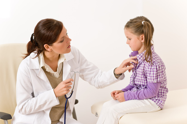 Female doctor examining child - Foto, immagini