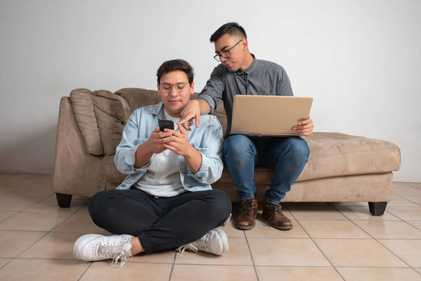 gay paar met laptop, online communicatie, technologie problemen, onderwijs - Foto, afbeelding