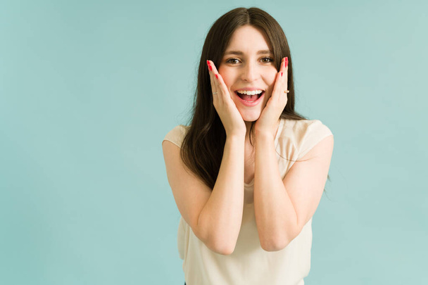 Mujer caucásica sorprendida gritando de felicidad y sintiéndose conmocionada después de recibir buenas noticias positivas  - Foto, imagen