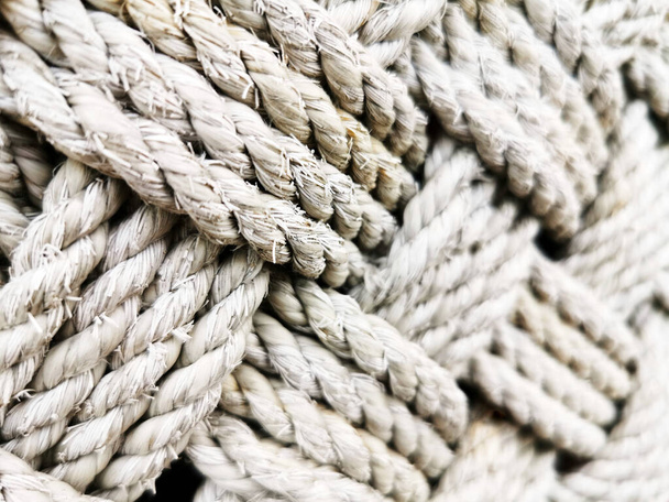 Un primer plano de cuerdas de lana entretejidas - Foto, imagen