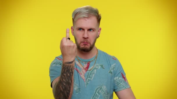 Агрессивный сумасшедший хулиган, показывающий средний палец, грубый жест неуважения - Кадры, видео